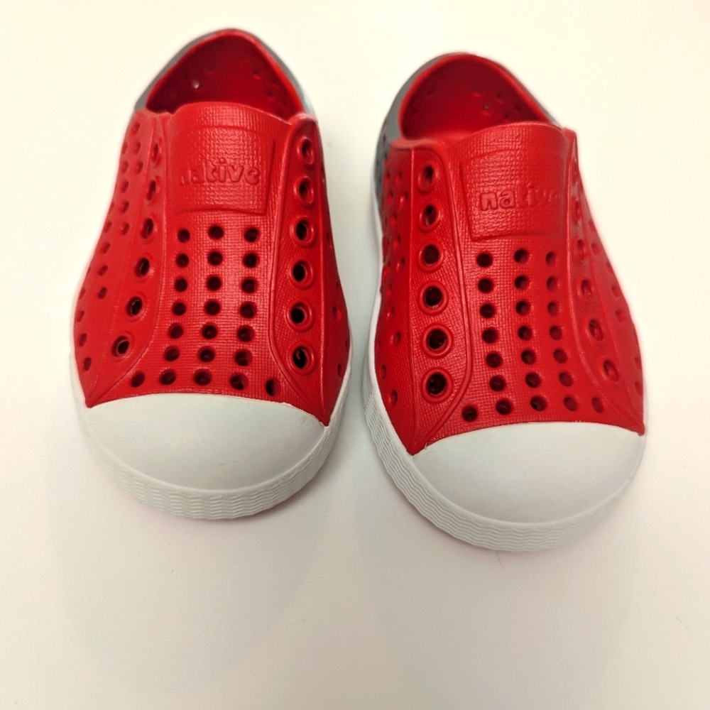 Native toddler shoes red like new
